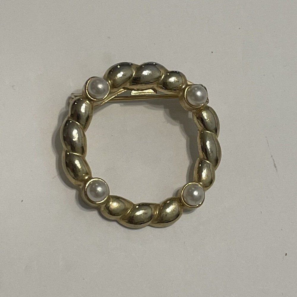 gold tone metal Wreath Faux Pearl Accents Christmas Brooch Pin